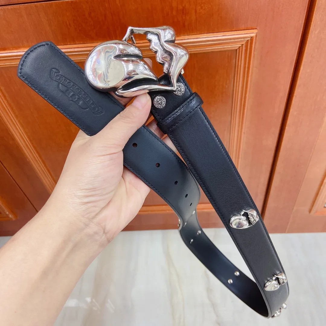 💰680💰Full package💰 💍purchase grade pure copper silver plated 925 fidelity version 𝐂𝐡𝐫𝐨𝐦𝐞𝐇𝐞𝐚𝐫𝐭𝐬 Crow heart detachable style The Big Tongue's pure copper silver-plated 925 hardware has an old and rough style. During production, the black color after oxidation of 925 silver is deliberately retained, and then polished to form a shiny silver surface with soft gray and black shadows. The layering is very obvious. The body of the belt is made of imported waxed leather and is paired with pure copper silver-plated 925 small tongue hardware. It combines rock punk, goth, street hip-hop and other elements. Its design style is unique and full of mystery and luxury.  Width 3.8cm.